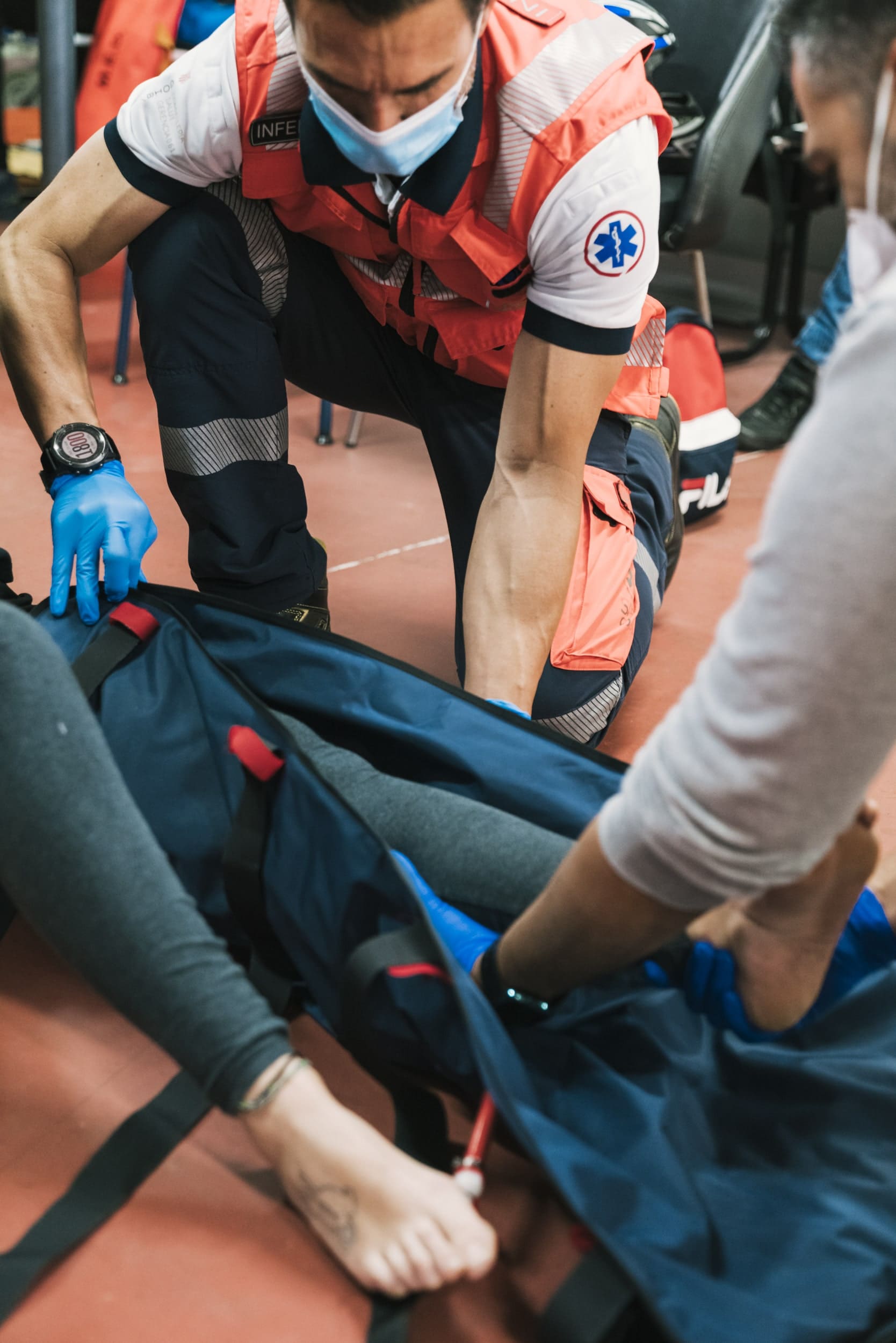 Sanitario ayudando a un hombre