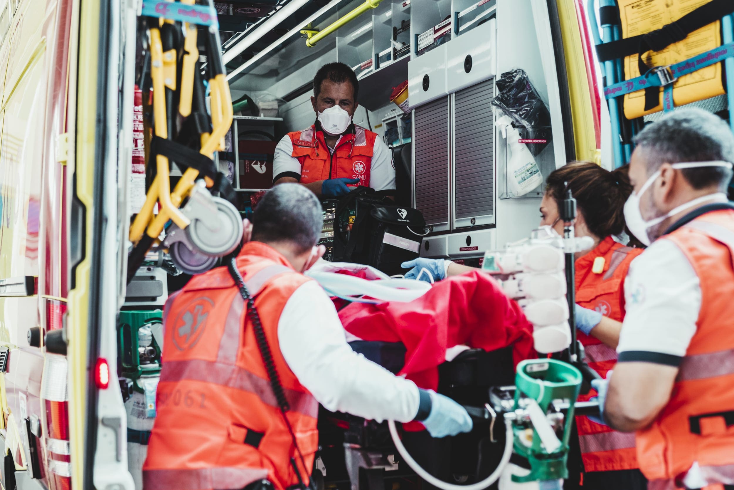 Sanitarios con un paciente en una ambulancia