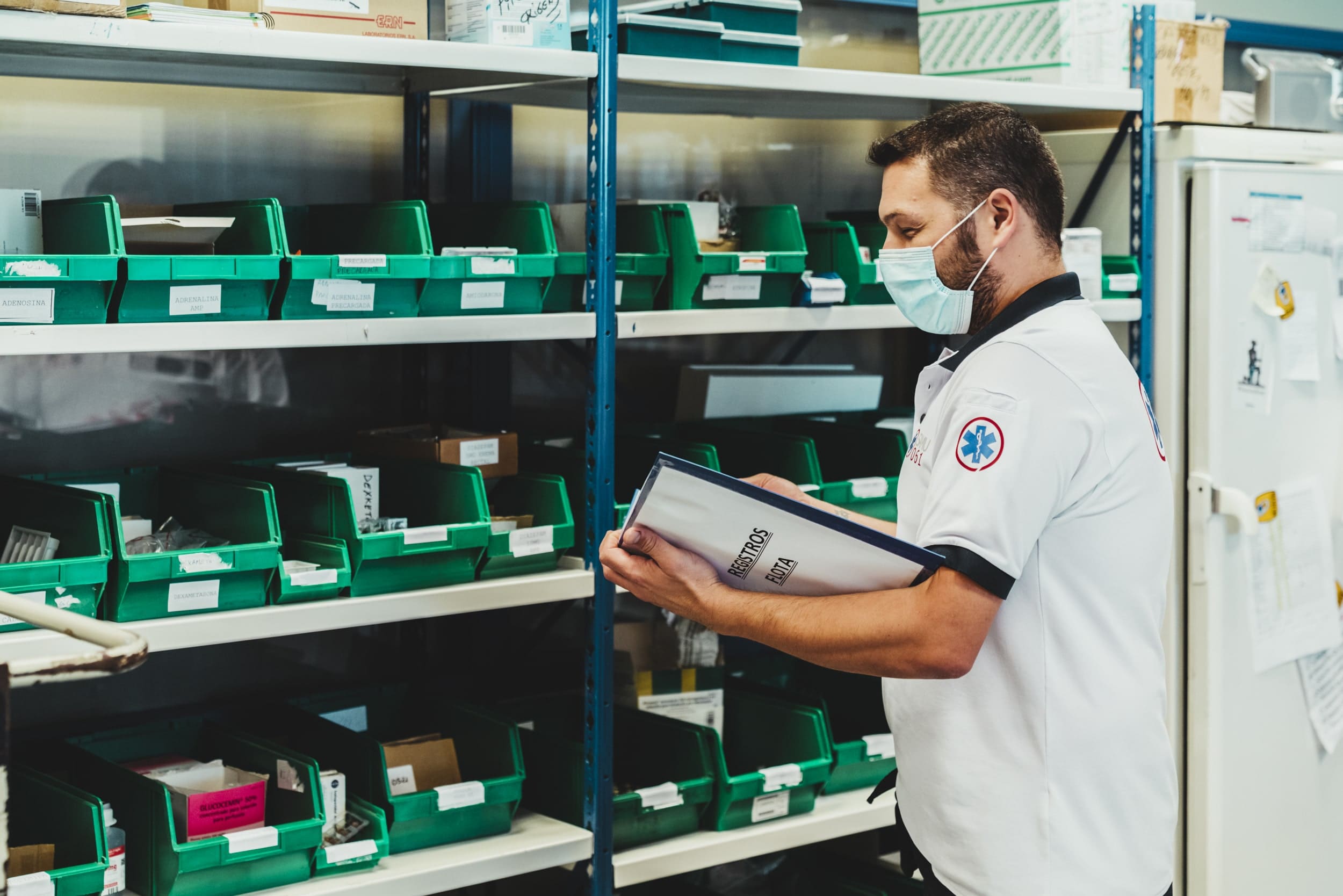 sanitario revisando almacen